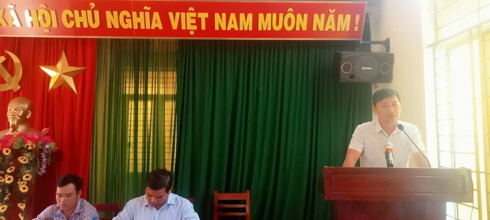 Đồng chí Huỳnh Văn Kiên, Phó Chủ tịch UBND xã trả lời ý kiến, kiến nghị của Nhân dân