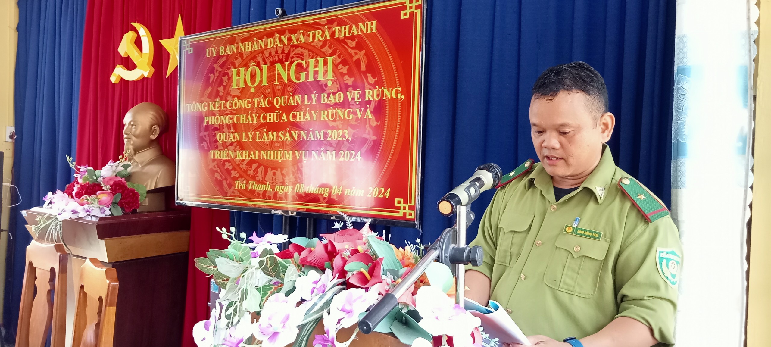Đồng chí Đinh Hồng Tâm, Kiểm lâm phụ trách địa bàn báo cáo tại hội nghị