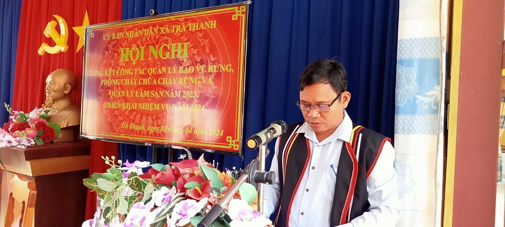 Đồng chí Hồ Văn Quang, PCT UBND xã chủ trì hội nghị ghi nhận các ý kiến của đại biểu