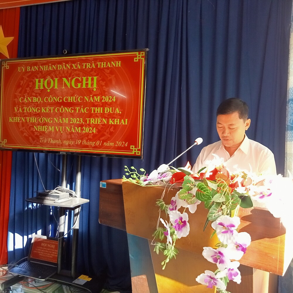 Đồng chí Huỳnh Văn Kiên, Phó Chủ tịch UBND xã Báo cáo kết quả công tác chỉ đạo, lãnh đạo, điều hành và thực hiện nghị quyết hội nghị CBCC năm 2023