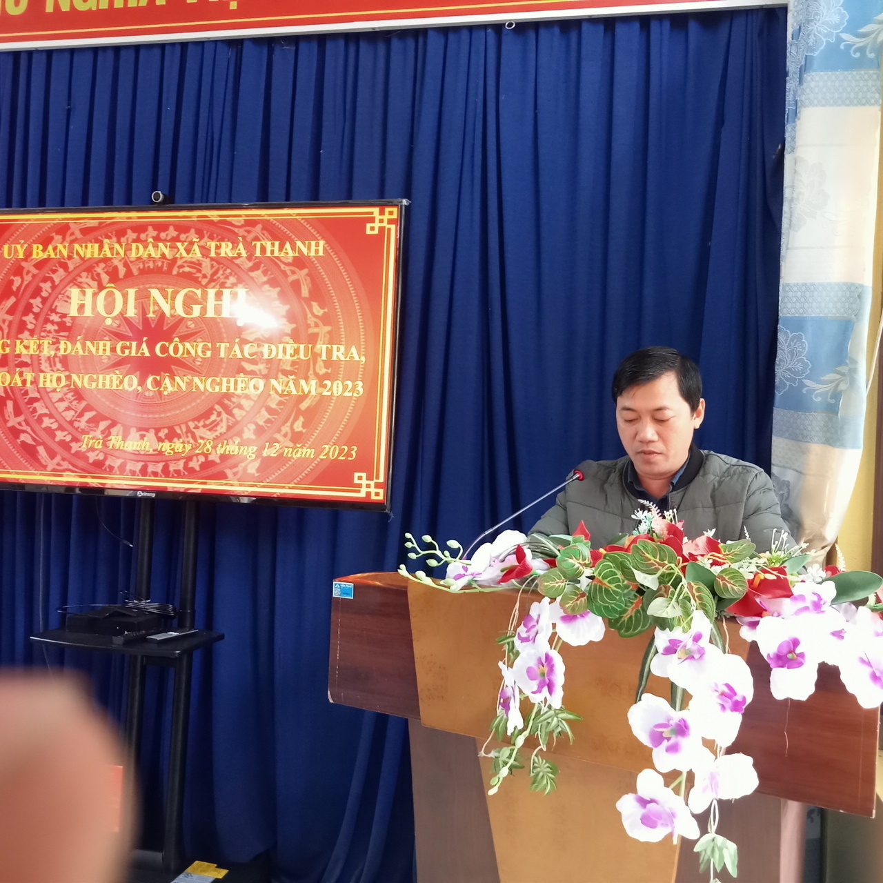 Ông Huỳnh Văn Kiên, Phó Chủ tịch UBND Xã báo cáo đánh giá tình hình và kết quả thực hiện rà roát hộ nghèo, cận nghèo năm 2023