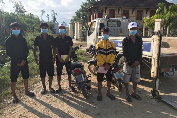 Công an xã Trà Sơn phối hợp với Đội CSGT Công an huyện bắt xử lý các trường hợp sử dụng khẩu trang che biển biển kiểm soát